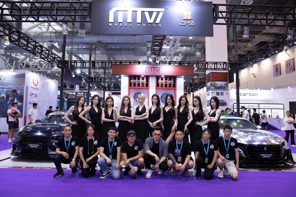 MAKSTTON team and models with modified cars at the exhibition stand — Suzhou GT Show, Jiangsu, China, 2021