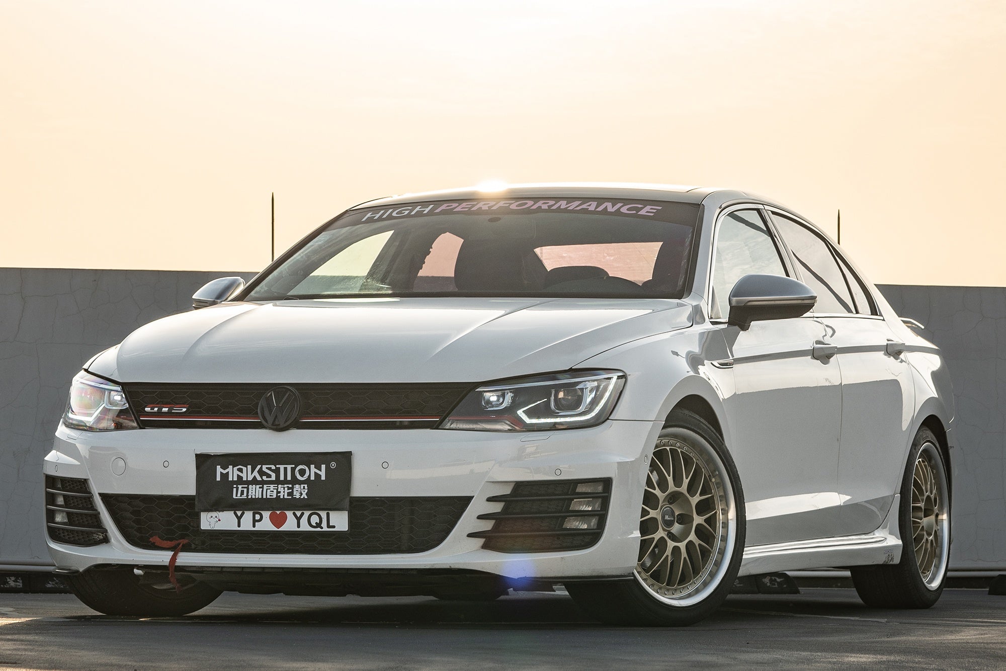VOLKSWAGEN LAMANDO-004-MST 668