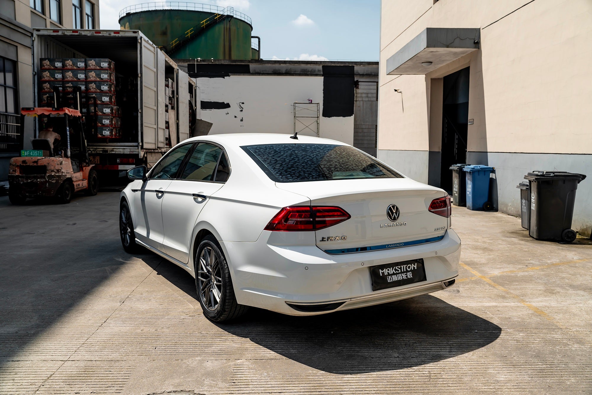 VOLKSWAGEN LAMANDO-004-MST 715