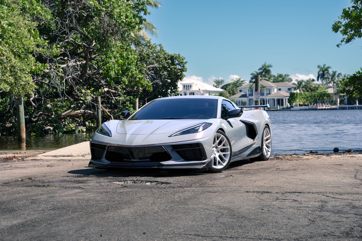 Corvette C8 fitted with Makstton FG RE07 front wheels and FG RE07 rear wheels, installation view 1