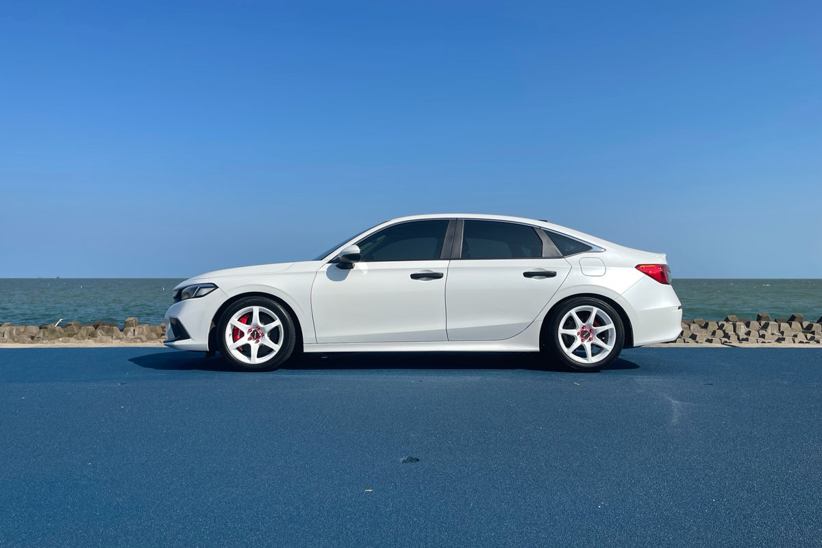 Honda Civic (11th) fitted with Makstton FF MR6 front wheels and FF MR7 rear wheels, installation view 1