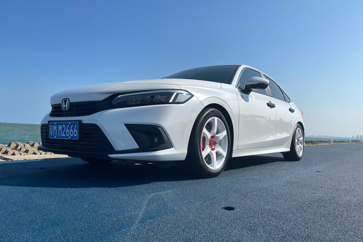Honda Civic (11th) fitted with Makstton FF MR6 front wheels and FF MR7 rear wheels, installation view 2