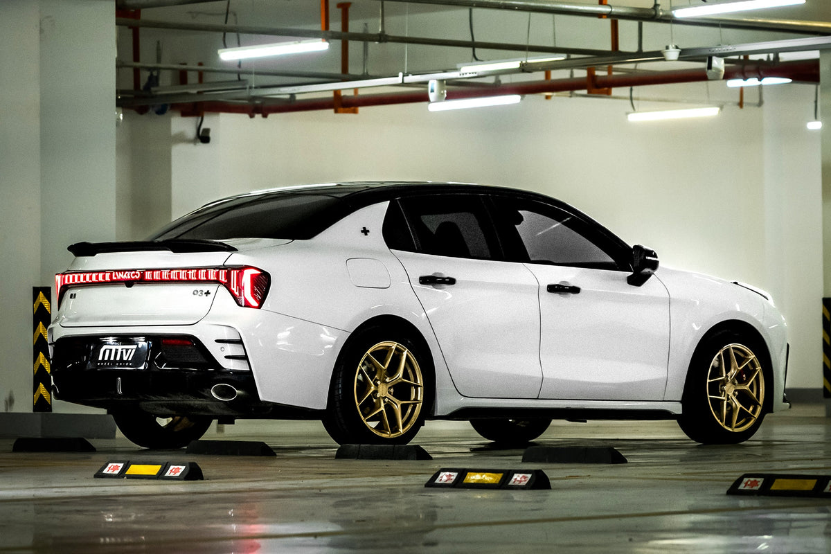 Lynk & Co 03 fitted with Makstton FF FK07 wheels, installation view 1