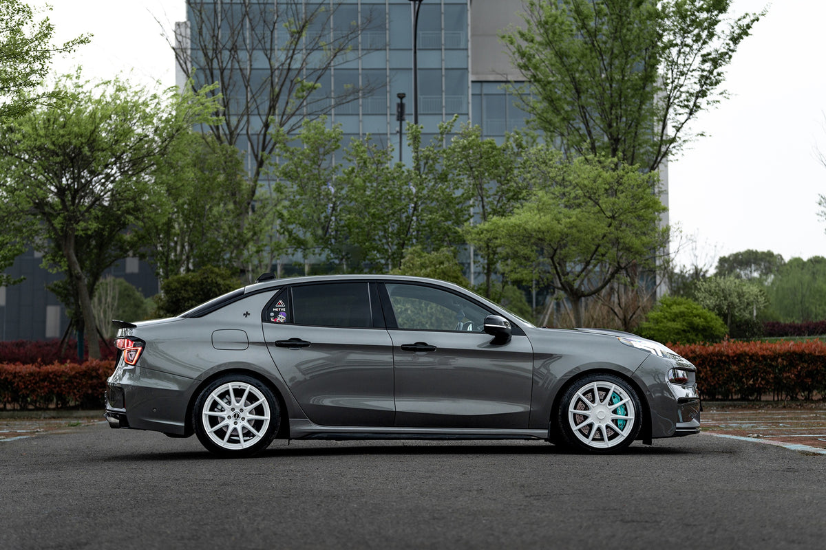Lynk & Co 03 fitted with Makstton FF FK75 wheels, installation view 1
