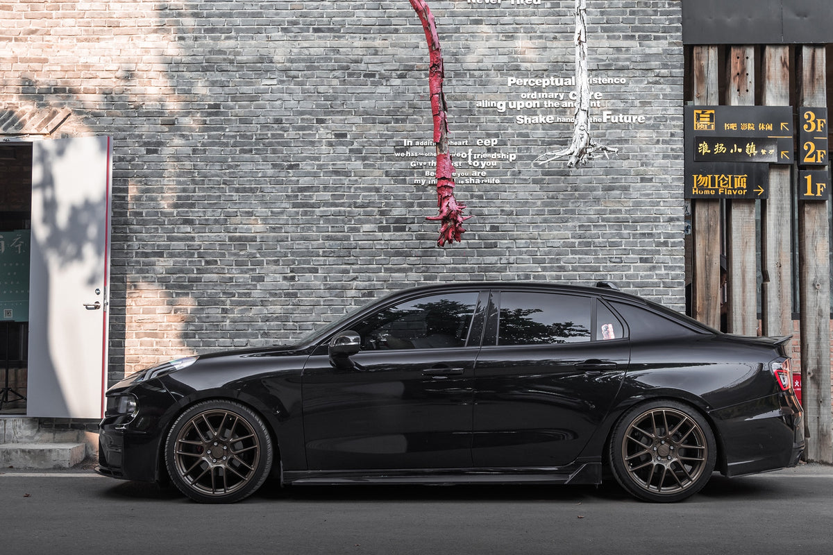 Lynk & Co 03 fitted with Makstton MST CK70 wheels, installation view 1