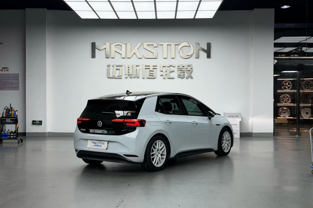 Volkswagen ID.3 fitted with Makstton FF CK70 wheels installation view 4