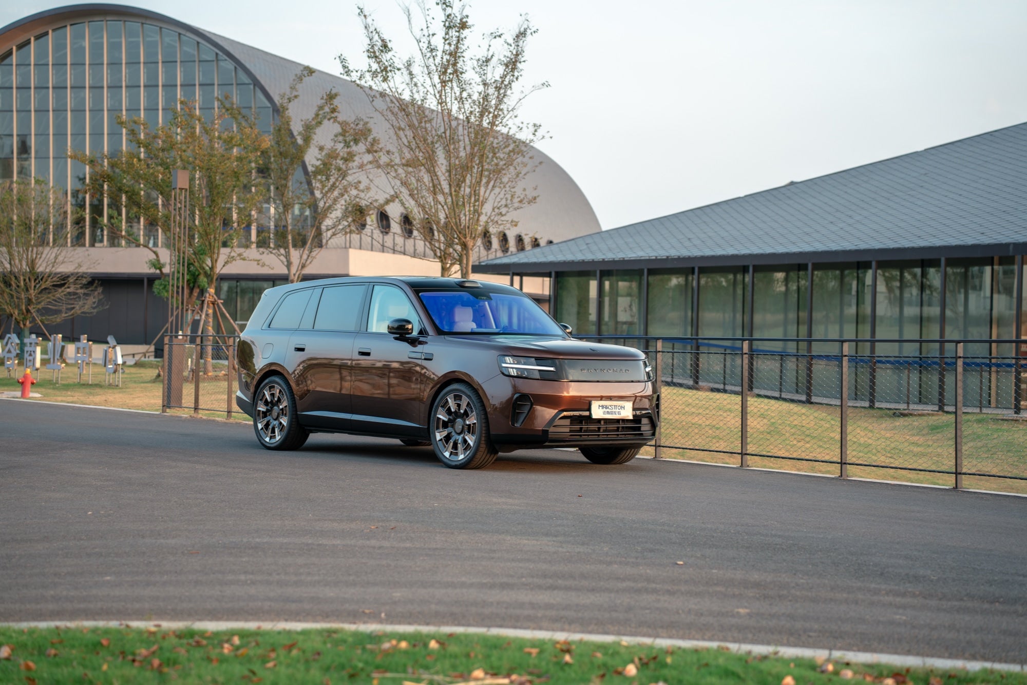 Brown Xiaomi N90 fitted with MAKSTTON FG BO HZ8 forged wheels, front three-quarter view
