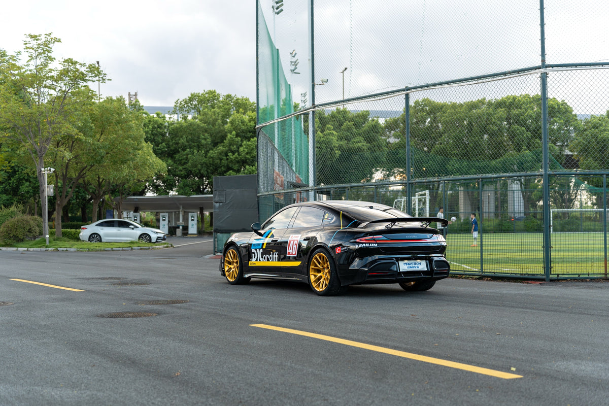 Xiaomi SU7 Ultra fitted with Makstton FG RE07 wheels, installation view 5