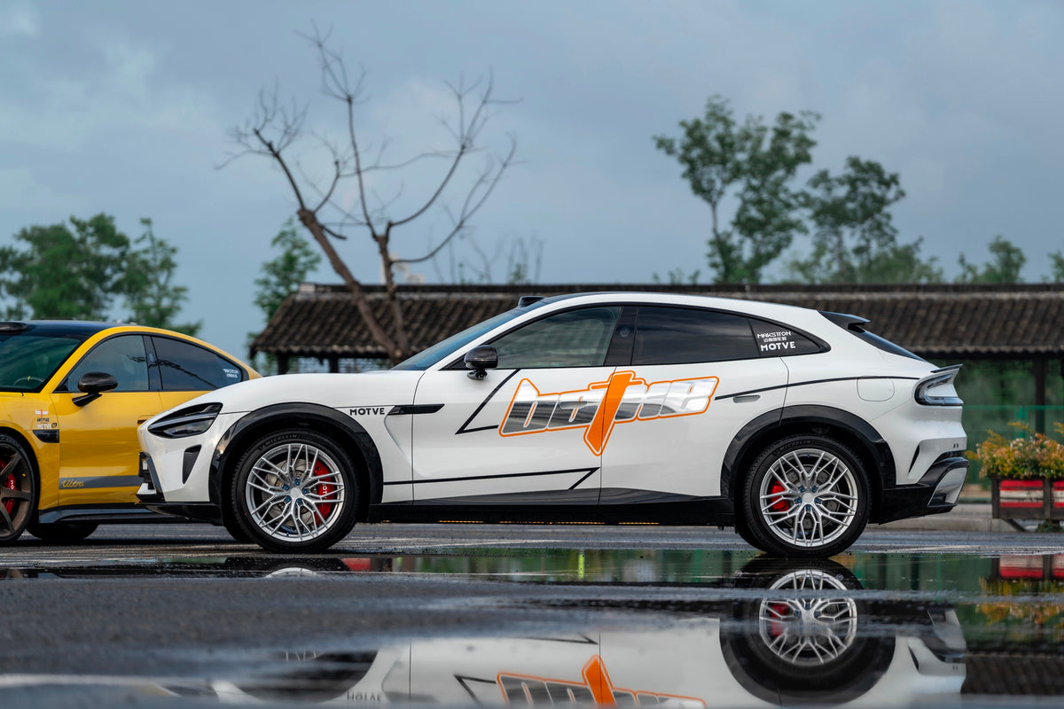 Xiaomi YU7 fitted with Makstton FF FK08 wheels, installation view 1