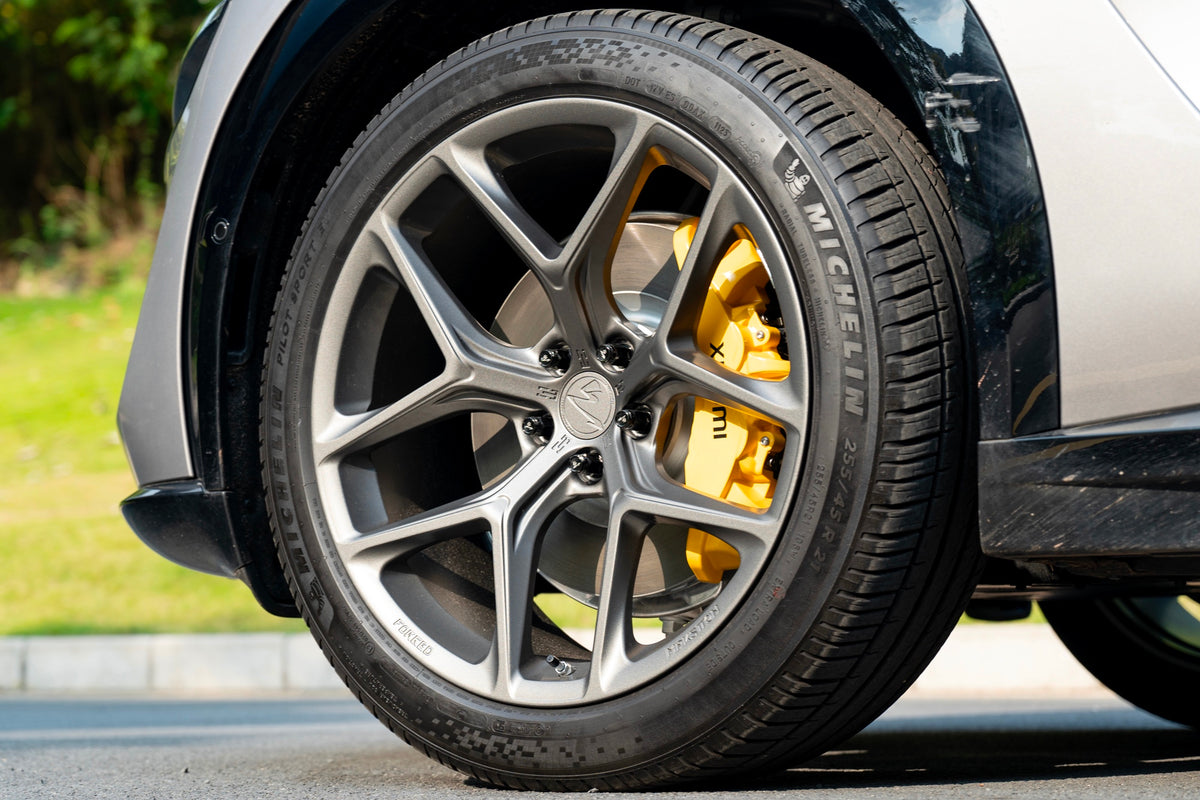 Xiaomi YU7 fitted with Makstton FG FK07R wheels, installation view 6