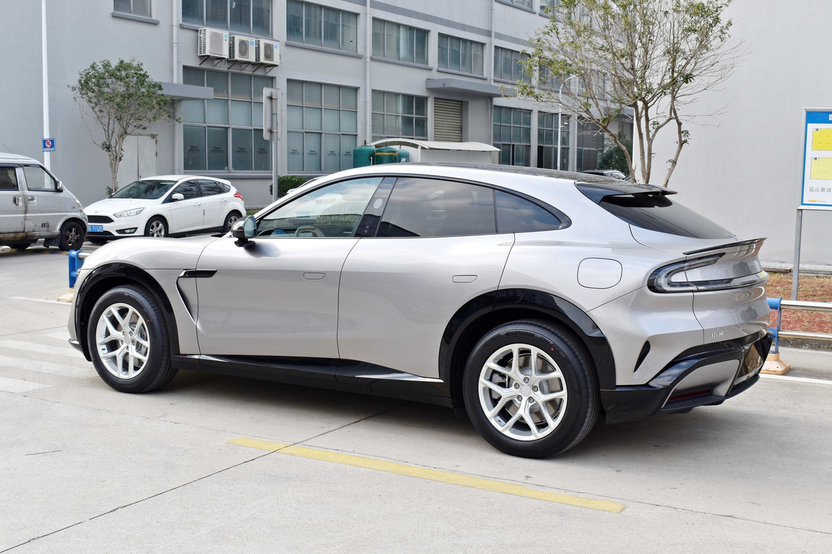 Xiaomi YU7 fitted with Makstton FG FK07RL wheels, installation view 3
