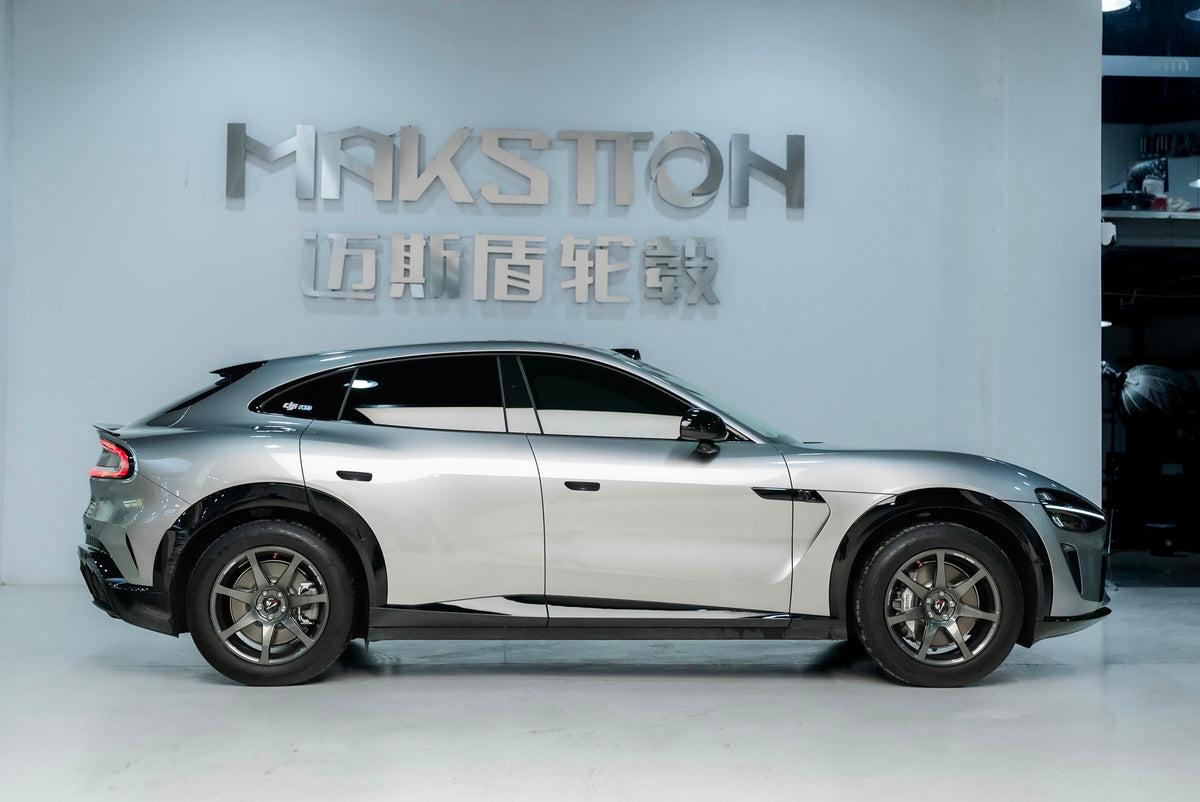 Xiaomi YU7 fitted with Makstton FG MR7 MONO wheels, installation view 1