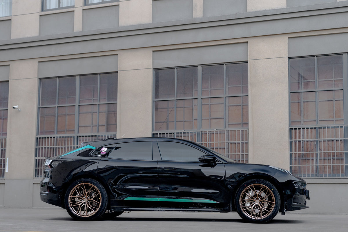 Zeekr 001 fitted with Makstton FF FK08 wheels, installation view 1