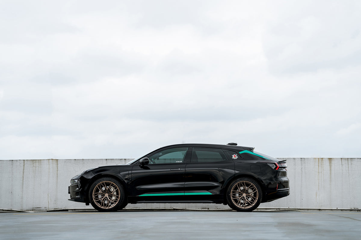 Zeekr 001 fitted with Makstton FF FK08 wheels, installation view 1
